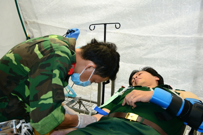 Chuẩn bị lấy ven để truyền dịch cho bệnh nhân.